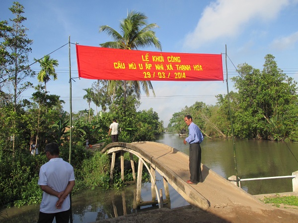Old foot bridge to be replaced.