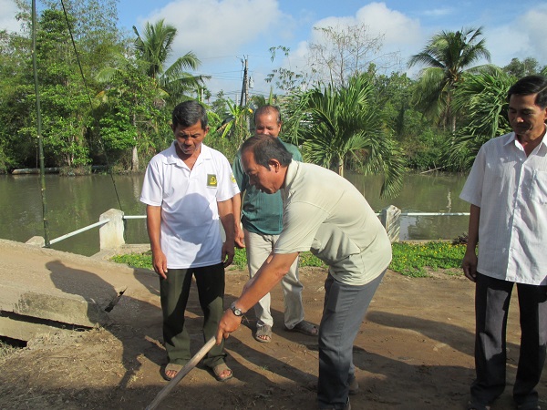 First ceremonial shovel full.